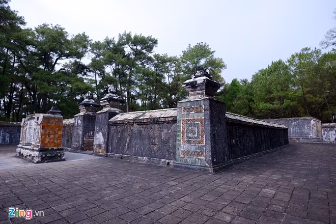 Bửu thành nằm trên một ngọn đồi được xây bằng gạch, chính giữa có ngôi nhà nhỏ xây bằng đá xanh, nơi vua Tự Đức yên nghỉ.