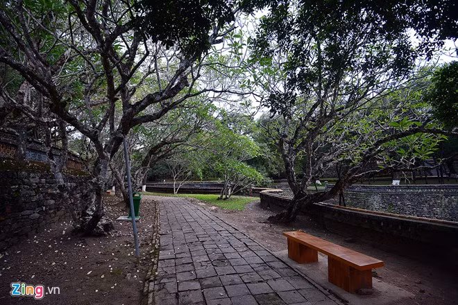 Các lối dẫn đi vào tẩm điện và các khu lăng mộ thoáng đãng và không khí trong lành.