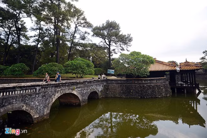 Ngoài mục đích là nơi chôn cất khi qua đời, đây còn là nơi vua đến nghỉ ngơi, đọc sách, ngâm thơ… nên cảnh quan của lăng tựa như một công viên rộng lớn. Đặc biệt phía trái điện Lương Khiêm có nhà hát Minh Khiêm để nhà vua xem, đây được coi là một trong những nhà hát cổ nhất của Việt Nam hiện còn bảo lưu.