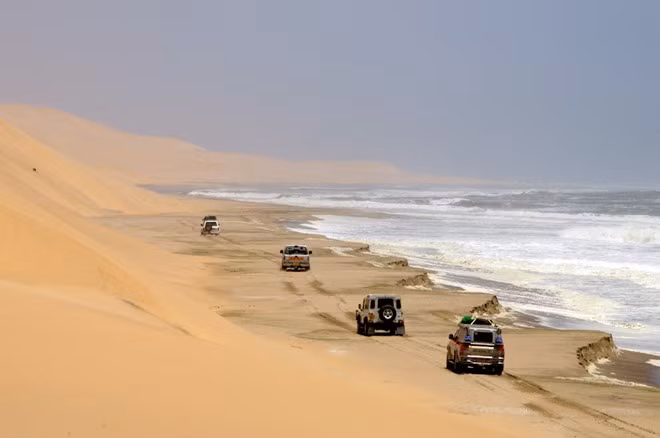 Đường Skeleton Coast (Namibia): Đường đẹp, xe thưa khiến xa lộ dọc bờ biển Skeleton nổi tiếng của Namibia là nơi hoàn hảo cho những chuyến đi đường dài. Bạn sẽ đi qua Windhoek, Etosha, thung lũng Marienfluss, Damaraland. Ảnh: Travelnewsnamibia. 