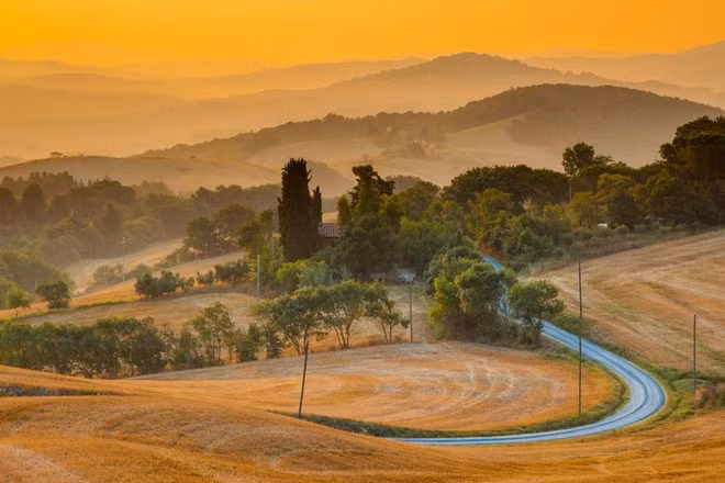 Tuyến đường từ Pisa tới Florence (Tuscany, Italy): Ngoài những khúc cua mượt mà, con đường này còn có đầy đủ những đặc trưng của Tuscany: khung cảnh lộng lẫy, kiến trúc cổ kích, ẩm thực độc đáo và những ngôi làng, thị trấn nằm trên đỉnh đồi. Ảnh: Amazinggracesdachurch.