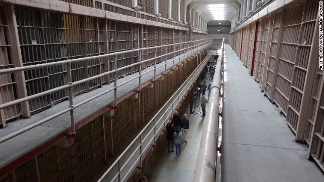 Alcatraz có hàng rào bảo vệ nghiêm ngặt, những dãy xà lim hẹp với song sắt dày đặc, chỉ có một lỗ thoáng nhỏ nhìn lên phía trên. Tù nhân không được phép liên lạc với thế giới bên ngoài, một số người chỉ được đi dạo trong sân nhà tù một giờ đồng hồ mỗi tuần.