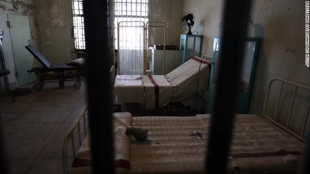 Khung cảnh bệnh viện trong nhà tù.