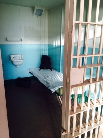 Mỗi phòng giam có diện tích 1,5 x 2,7 m. Phòng biệt giam được sơn 2 màu trắng xanh nên trông có vẻ thoáng đãng hơn thực tế.