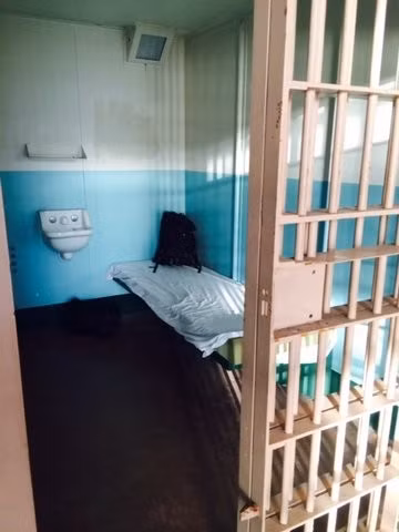 Mỗi phòng giam có diện tích 1,5 x 2,7 m. Phòng biệt giam được sơn 2 màu trắng xanh nên trông có vẻ thoáng đãng hơn thực tế.