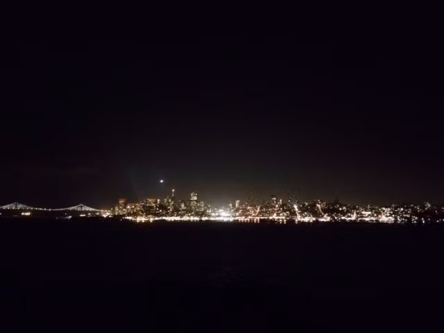 Một điều trớ trêu là nhà tù nhìn ra quang cảnh tuyệt đẹp, với thành phố San Francisco lộng lẫy về đêm. Nhưng đây cũng chính là sự tra tấn tinh thần thống khổ đối với tù nhân, khi ngày ngày phải chứng kiến cuộc sống tự do sôi động ngoài kia.