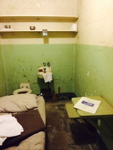 Một phòng giam điển hình với các đồ dùng cũ kỹ.