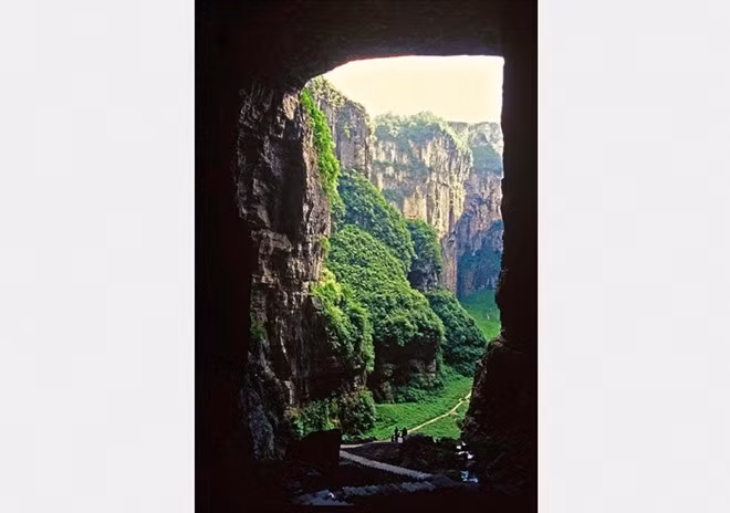 Thiên Sinh Tam Kiều - gồm 3 cây cầu đá Thanh Long, Hắc Long, Thiên Long - kỳ vĩ lừng lững trên lưng chừng trời. Với độ cao trung bình trên dưới 235 m so vớt mặt đất, đây là một trong những điểm đến hàng đầu ở Vũ Long. Ảnh: cqnews.net.