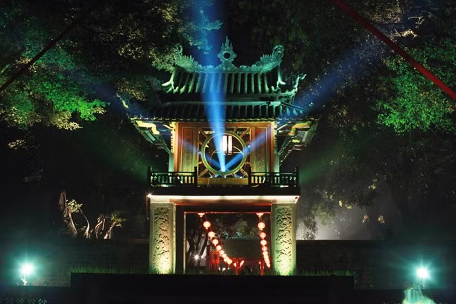  Thủ đô Hà Nội - Khuê Văn Các: Năm 2012, Quốc hội đã lựa chọn Khuê Văn Các - Văn Miếu mới là công trình biểu tượng chính thức của thủ đô. Văn Miếu được xây dựng năm 1070 dưới triều vua Lý Thánh Tông. Đây cũng là trường đại học đầu tiên của Việt Nam, tượng trương cho tinh thần hiếu học của dân tộc. Còn Khuê Văn Các hoàn thành vào năm 1805, do Tổng trấn Bắc thành Nguyễn Bá Thành chỉ huy xây dựng. Ảnh: Hoàng Thành.