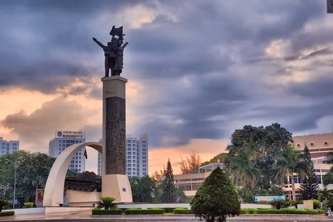  Thành phố Buôn Ma Thuột - Tượng đài Chiến Thắng: Tượng đài chiến thắng đặt tại ngã sáu trung tâm, được xây dựng vào năm 2010, nhân kỷ niệm 35 năm giải phóng thành phố. Tượng đài mang hình mẫu bà mẹ Việt Nam lấy nguyên mẫu từ Anh hùng Lực lượng vũ trang Nhân dân Huỳnh Thị Hường (má Hai) - một trong những hình mẫu tiêu biểu cho hơn 10.000 người mẹ đã dẫn đoàn quân giải phóng tấn công vào Buôn Ma Thuột trong Tết Mậu Thân. Ảnh: Levan/ Panoramio.