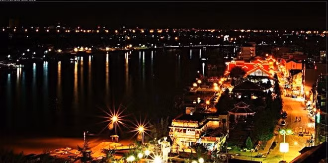  Thành phố Cần Thơ - Bến Ninh Kiều: Bên cạnh Nhà Lồng chợ cổ Cần Thơ với hình rồng uốn lượn được Ủy ban Nhân dân thành phố lựa chọn làm hình ảnh đại diện, bến Ninh Kiều là hình ảnh gắn bó và dễ nhận biết khi nhắc đến vùng đất Tây Đô. Được hình thành từ thế kỷ 19, bến Ninh Kiều nằm giữa ngã ba sông Hậu và sông Cần Thơ, là địa danh du lịch - văn hóa nổi tiếng, công trình đại diện cho nét đẹp thơ mộng bên bờ sông Hậu, đã đi vào thơ ca. Ảnh: Canthotourist.vn.