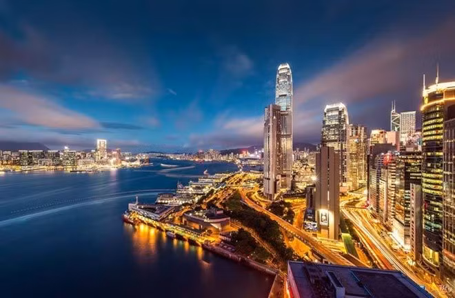 Hong Kong là một trong những trung tâm kinh tế thương mại quan trọng của châu Á, nhưng không có nhiều nét văn hóa đặc sắc, thậm chí được mệnh danh là “sa mạc văn hóa”. Tuy nhiên, khi đặt chân tới thành phố này, du khách sẽ dần cảm nhận được những nét văn hóa Hồng Kông riêng ẩn sau những tòa nhà cao chọc trời, những khu vui chơi giải trí náo nhiệt, phồn hoa. Ảnh: Huanqiu.