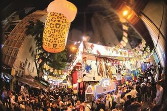 2. Lan Quế Phường - điểm hẹn của văn hóa bar. Lan Quế Phường (Lan Kwai Fong) là một trong những tụ điểm vui chơi giải trí được yêu thích nhất ở Hong Kong. Mỗi ngày, từ chiều tối đến tờ mờ sáng hôm sau, nơi đây hầu như không ngủ. Tại cung đường này có đến trên 90 nhà hàng và quán bar. Ảnh: Ifeng.