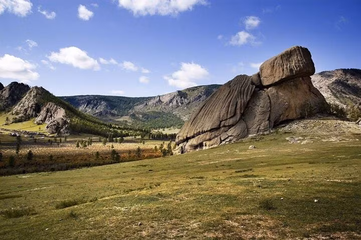 Công viên quốc gia Gorkh-Terelj: Nằm cách thủ đô Ulaanbaata 70 km về phía Đông Bắc. Đây là một trong những điểm du lịch nổi tiếng nhất của Mông Cổ.