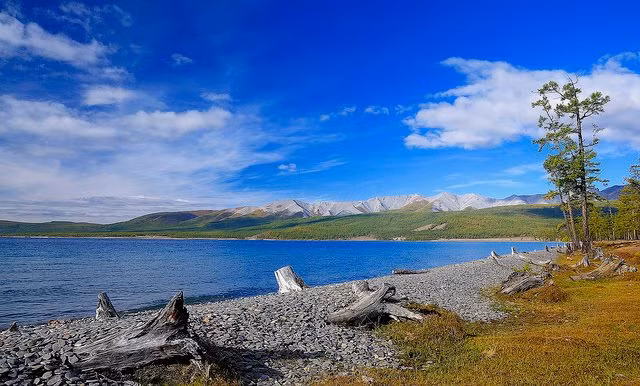 Hồ nước ngọt Khovskhol: Hồ nước ngọt này nằm sát biên giới với Nga, là một trong 14 hồ nước ngọt lớn nhất thế giới. Nó chứa một lượng nước từ 1-2% lượng nước ngọt trên toàn thế giới. Từ đầu này đến đầu kia hồ khoảng 130 km, chiều ngang chỗ lớn nhất cũng hơn 35 km. Hồ rộng hơn 2.700 km2.