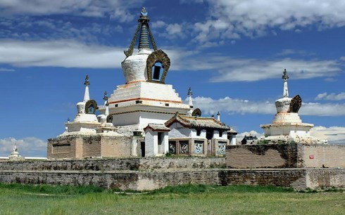 Tu viện Phật giáo Erdene-Zuu là thiền viện Phật giáo đầu tiên trên đất nước của Đại Hãn. Thiền viện lớn nhất thủ đô Mông Cổ với kiến trúc Tây Tạng này được xây dựng lần đầu năm 1809, qua nhiều lần trùng tu vẫn còn giữ được vài ngôi đền nguyên thủy đã hơn 200 năm tuổi, đẹp rạng ngời trong sắc xanh thảo nguyên.