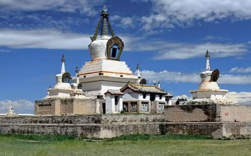 Tu viện Phật giáo Erdene-Zuu là thiền viện Phật giáo đầu tiên trên đất nước của Đại Hãn. Thiền viện lớn nhất thủ đô Mông Cổ với kiến trúc Tây Tạng này được xây dựng lần đầu năm 1809, qua nhiều lần trùng tu vẫn còn giữ được vài ngôi đền nguyên thủy đã hơn 200 năm tuổi, đẹp rạng ngời trong sắc xanh thảo nguyên.