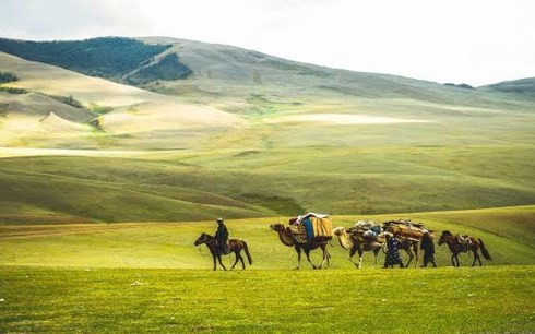 Trong ảnh là một cảnh tại thảo nguyên Kharkhorin yên bình của Mông Cổ. Nằm ngay thung lũng thượng nguồn sông Orkhon, vùng đất Kharkhorin xinh đẹp là một trong những địa điểm thu hút khách du lịch nhất của Mông Cổ. Cố đô Kharkhorin còn được UNESCO công nhận là di sản thế giới.