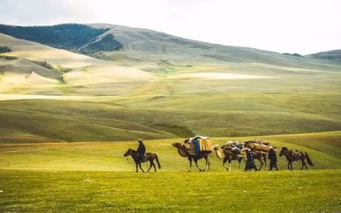 Trong ảnh là một cảnh tại thảo nguyên Kharkhorin yên bình của Mông Cổ. Nằm ngay thung lũng thượng nguồn sông Orkhon, vùng đất Kharkhorin xinh đẹp là một trong những địa điểm thu hút khách du lịch nhất của Mông Cổ. Cố đô Kharkhorin còn được UNESCO công nhận là di sản thế giới.