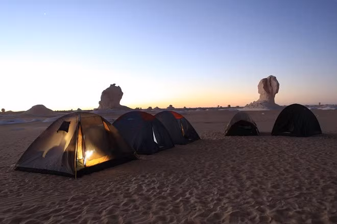 Du khách thường chọn ngủ đêm để thưởng thức trọn vẹn sự thay đổi màu sắc của thiên nhiên qua ánh sáng mặt trời.