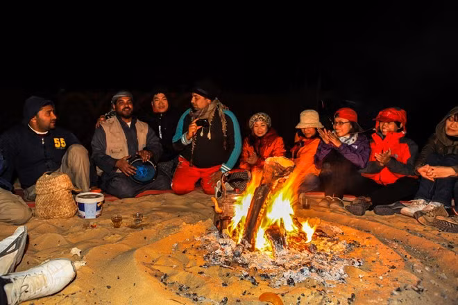 Đốt lửa trại và thưởng thức âm nhạc truyền thống Ai Cập.