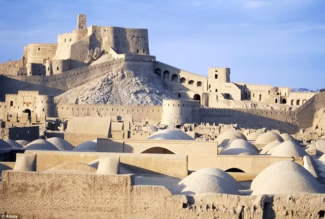 Dasht-e Lut (Iran): 70,7 độ C - con số được ghi nhận trong năm 2005. Đây là một trong những địa điểm nóng nhất thế giới.