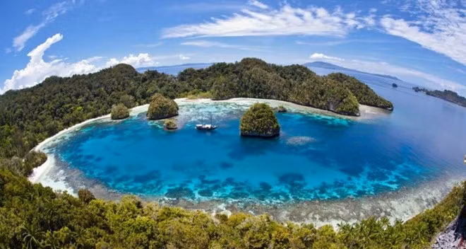 Quần đảo Raja Ampat còn có nghĩa là "bốn vị vua", nằm sát ven biển New Guinea về phía tây bắc. Quần đảo có nền đa dạng sinh biển lớn nhất thế giới này hiện là công viên quốc gia của Indonesia. Ảnh: Shutupandtakemethere.