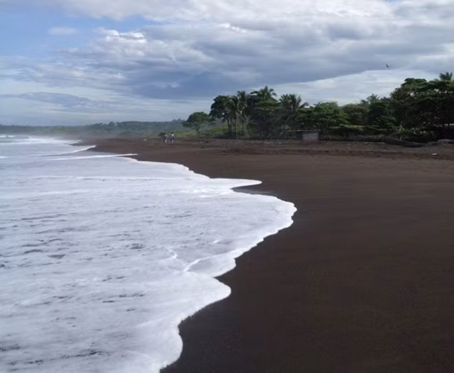  6. Bãi biển Cahuita, Costa Rica: Cách 27 dặm về phía nam thành phố Puerto Limon, bãi biển Cahuita, hay còn gọi là Playa Negra có bãi cát đen nổi tiếng rộng nhất đất nước này. Làn nước trong xanh, bãi cát mịn màng là nơi lý tưởng để bơi lội, dạo bộ, câu cá và bơi thuyền. Bãi biển này cũng từng được nhận rất nhiều giải thưởng sinh thái về nước sạch, quản lý tài nguyên, bảo vệ môi trường.
