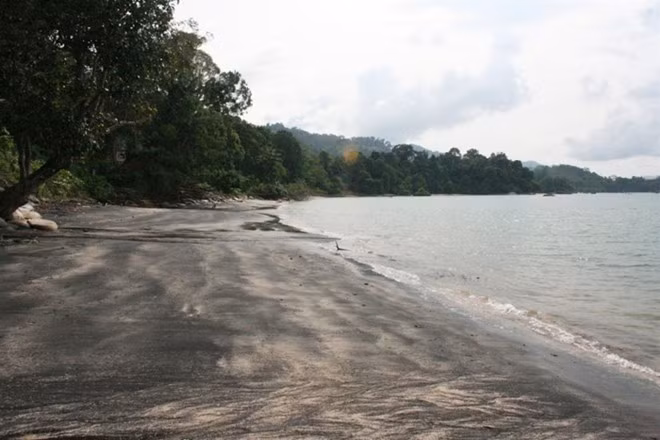  10. Đảo Langkawi, Malaysia: Cát tại bãi biển này không hoàn toàn màu đen, mà là hỗn hợp giữa cát đen và trắng. Người dân hòn đảo cho hay nguồn gốc của cát đen ở đây liên quan đến truyền thuyết về Garuda, một vị thần nửa người nửa chim đã bắt cóc vị công chúa Trung Quốc mà ông đem lòng yêu. Nhưng trái tim của nàng công chúa xinh đẹp này lại thuộc về một hoàng tử La Mã. Cuộc chiến về tình yêu đã xảy ra, và cát đen chính là tàn dư của cuộc chiến này.