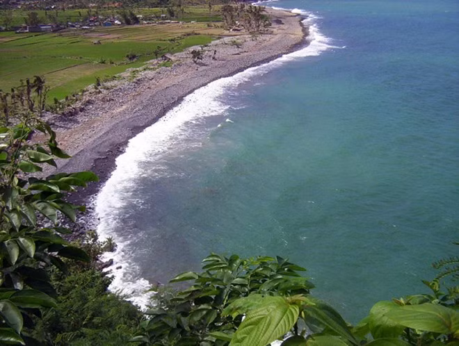  7. Bãi biển Santo Domingo, Albay, Philippine: Do hoạt đông của các núi lửa, Albay là nơi có nhiều bãi cát đen nhất Philippine, trong đó bãi biển Santo Domingo được coi là đẹp nhất. Nét đẹp lạ của bãi biển cát đen trái ngược với sắc xanh của cây và làn nước trong mát tạo nên cảnh tượng vô cùng ấn tượng.