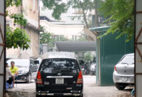 Khu đất đang tận dụng thành bãi đỗ xe ô tô...