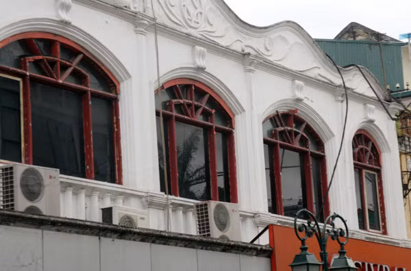 Ngôi nhà này đã xuống cấp rất nhiều.