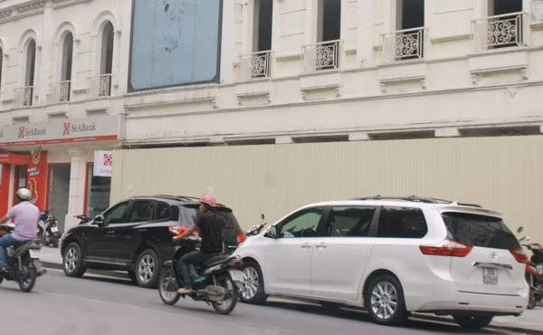 Mặt tiền thành bãi đỗ xe.