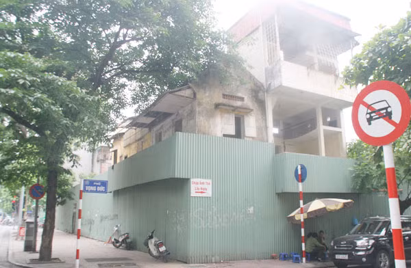 Dự án trên diện tích đất vàng ba mặt tiền trên Hàng Bài, Lý Thường Kiệt cũng đã quây tôn rất lâu.