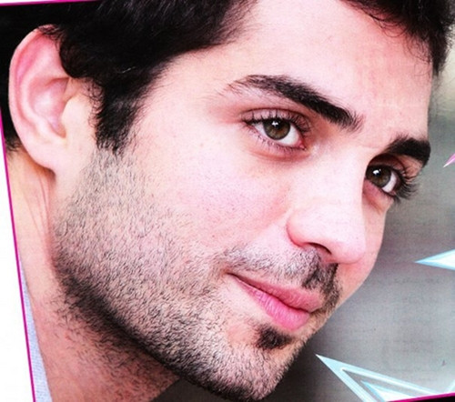 7. Đàn ông có huyệt thái dương đầy đặn. Huyệt thái dương còn được gọi là “Cung phu thê” (hay Thiên Thương) trong nhân tướng học. Người đàn ông có Cung Phu Thế đầy đặn thường rất trưởng thành về sinh lý và tâm lý. Họ là những người có khả năng tích lũy tiền bạc và tạo lập được sự nghiệp vững chắc, bởi Thiên Thương cũng có nghĩa là trữ tiền. Trong tình yêu, họ luôn là người hiểu biết, độ lượng và là cánh tay vững chắc cho người phụ nữ trước những sóng gió cuộc sống.