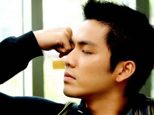 5. Đàn ông có lông mày rậm, xương lông mày hơi nhô cao. Những người đàn ông có lông mày rộng cùng phần xương hơi nhô cao, nhiều thịt được cho là có tướng đại quý, có tính lạc quan, tích cực và rất dễ thành công, trở nên giàu có. Nếu lông mày có chứa nốt ruồi là người vô cùng thông minh, hiền hậu, giàu sang phú quý. Mày như trăng non, thông minh hơn người. Nếu góc mày chạm vào tóc mai là người thông minh tuấn nhã, trong tương lai sẽ làm nên nghiệp lớn, được nhiều người trọng vọng.