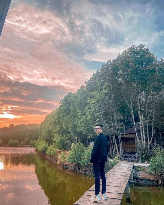 Đặc biệt, dưới tán rừng, loài ong cần mẫn hút mật từ những nhụy bông tràm mang về tổ, hàng năm cho khai thác sản lượng lớn. Vào mùa ăn ong từ tháng 12 đến tháng 6, đến tham quan rừng U Minh Hạ bạn sẽ có dịp theo chân những người thợ gác kèo vào rừng lấy mật, vừa là trải nghiệm lý thú vừa được thưởng thức món ong non mới cắt xuống, chấm thêm tí mật vàng óng dẻo quánh thì ngọt thanh đến thao đầu lưỡi. (Ảnh: @tuananh_1134)