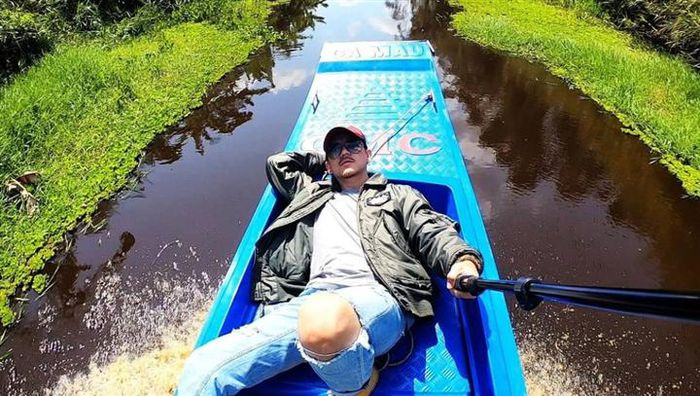 Du khách sẽ được xuôi thuyền vỏ lãi (một loại thuyền ở Cà Mau) trên sông Trèm Trẹm, Cái Tàu, sông Đốc và những dòng kênh xanh trong hành trình khám phá thiên nhiên hoang sơ và kỳ thú nơi U Minh Hạ. (Ảnh: @pompatama85).