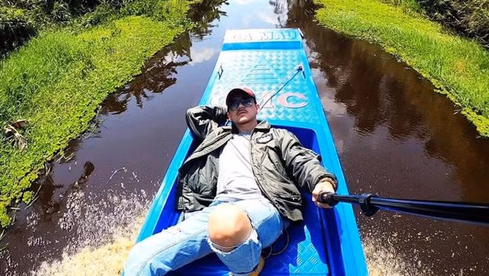 Du khách sẽ được xuôi thuyền vỏ lãi (một loại thuyền ở Cà Mau) trên sông Trèm Trẹm, Cái Tàu, sông Đốc và những dòng kênh xanh trong hành trình khám phá thiên nhiên hoang sơ và kỳ thú nơi U Minh Hạ. (Ảnh: @pompatama85).