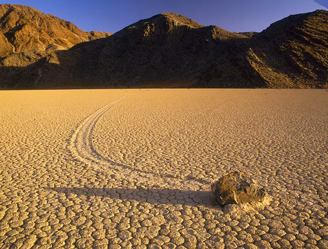 Đây là nơi dễ bị ẩm ướt, chỉ cần có sự xuất hiện của con người, mỗi dấu chân để lại là một vết sẹo không thể xóa nhòa tại Racetrack Playa.