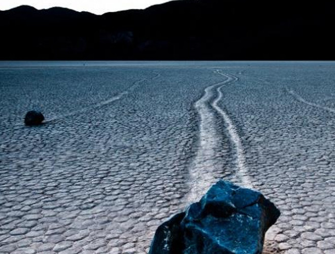 Ngoài ra, vào mùa đông, nước bị đóng băng trên mặt đất sẽ tan ra. Lớp băng mỏng là yếu tố giúp hòn đá di chuyển. Cộng thêm sức gió đẩy nó tự trượt trên nền đất mềm, đồng thời tạo thành vệt đường dài phía sau.