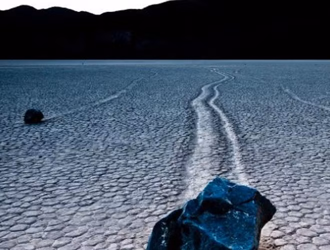 Ngoài ra, vào mùa đông, nước bị đóng băng trên mặt đất sẽ tan ra. Lớp băng mỏng là yếu tố giúp hòn đá di chuyển. Cộng thêm sức gió đẩy nó tự trượt trên nền đất mềm, đồng thời tạo thành vệt đường dài phía sau.