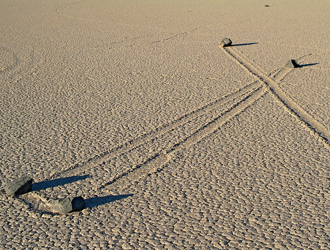 Nhiều giả thuyết đã được đưa ra để lý giải cho sự di chuyển của các hòn đá như do ảnh hưởng của từ trường, gió lốc, những lớp tảo trơn, lớp băng mỏng hay thậm chí là có sự nhúng tay của sinh vật ngoài Trái Đất.