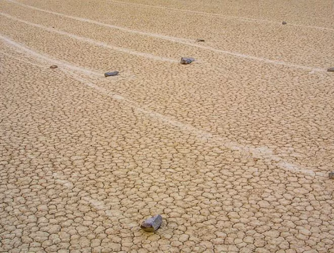 Nổi bật tại nơi đây là một chiếc hồ khô có diện tích lớn cùng những hòn đá nặng, có khả năng tự di chuyển và để lại phía sau nó những vệt dài trên nền đất nứt nẻ.