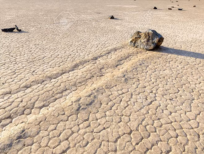 Kết quả cho thấy, đã có nhiều yếu tố tự nhiên đã ảnh hưởng tới sự dịch chuyển của những hòn đá được cho là kỳ lạ tại thung lũng Chết. Một trong số đó là mưa, gió và hiện tượng băng tan.