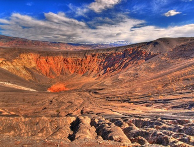 Vùng tiếp giáp có nhiều khe núi dọc ngang, những cây cột bằng đá. Dưới ánh nắng mặt trời, cảnh sắc được miêu tả là đẹp rực rỡ. Do đó, nơi đây thu hút rất nhiều du khách đến tham quan.