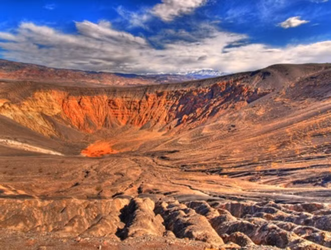 Vùng tiếp giáp có nhiều khe núi dọc ngang, những cây cột bằng đá. Dưới ánh nắng mặt trời, cảnh sắc được miêu tả là đẹp rực rỡ. Do đó, nơi đây thu hút rất nhiều du khách đến tham quan.