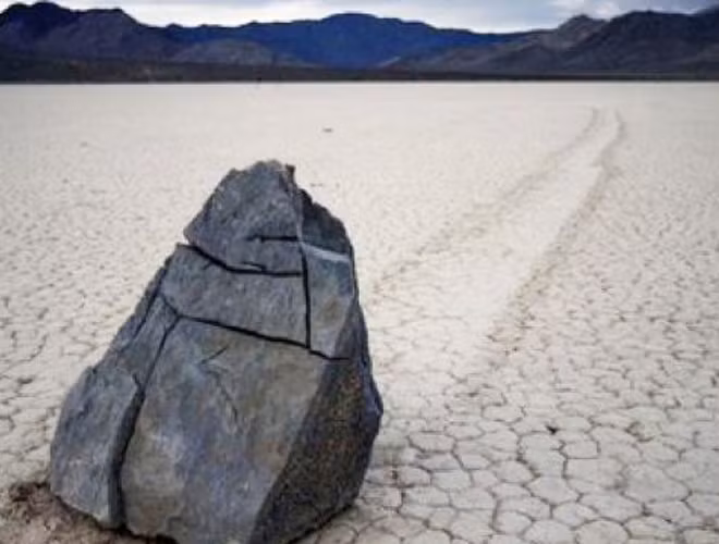 Tuy nhiên, câu trả lời này vẫn chưa thực sự thuyết phục, vì thực ra, các nhà nghiên cứu mới chỉ quan sát được các hiện tượng này ở một vài hòn đá, còn các hòn đá lớn, họ vẫn chưa có sự theo dõi chi tiết.