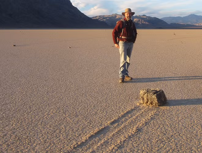 Đây là nơi dễ bị ẩm ướt, chỉ cần có sự xuất hiện của con người, mỗi dấu chân để lại là một vết sẹo không thể xóa nhòa tại Racetrack Playa.