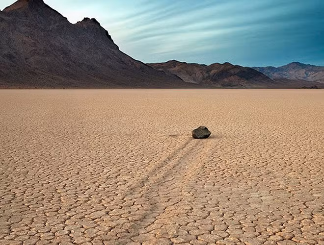 Sau một thời gian dài tìm hiểu, hai nhà nghiên cứu Jim và Richard Norris đã theo dõi sự chuyển động của 162 hòn đá nằm rải rác trên bề mặt Playa và kết quả đang ngày càng được lộ rõ.